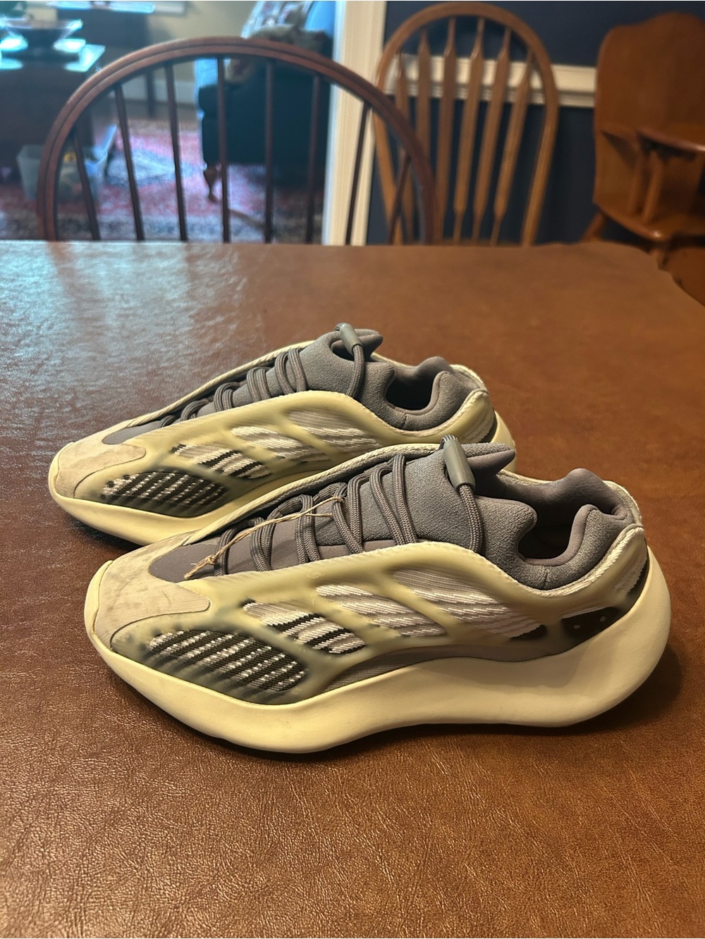 Adidas Yeezy 700 V3 “Fade Salt” Sneakers Men’s Size 7 Excellent condition